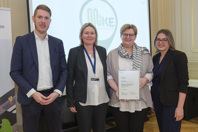Johannes Schneider vom BBR mit dem Team Mobilität des Kreises Euskirchen (v.l.n.r.) Susanne Kratzke, Mareike Keil und Regina Garbes.  | Foto: BBR, Bundesfoto, Guido Schiefer