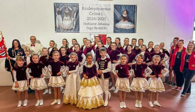 Mit einem wunderschönen Kleid trat Prinzessin Celina mit Hofdame und Page zur Proklamation an. Sie wollen bei ihren Auftritten auch selber mittanzen. | Foto: Erftlandtanzcorps