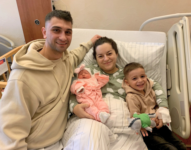 Stolze Eltern und der große Bruder: Familie Xheladini freut sich über die Geburt von Dua.  | Foto: Janine Schulze