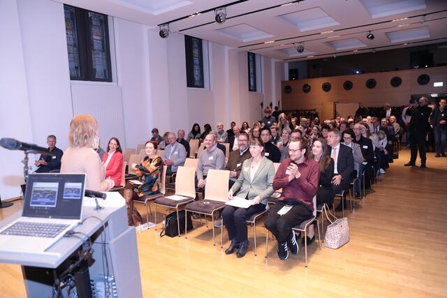 Zahlreiche Besucher waren der Einladung der Stadt gefolgt.  | Foto: we