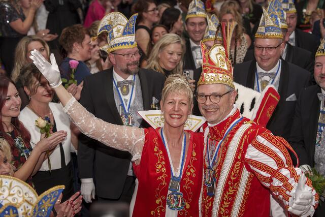 Nicole I. & Frank II. bei ihrem triumphalen Einzug in die Meierheide, wo sie als Prinzenpaar proklamiert wurden. | Foto: Heimermann