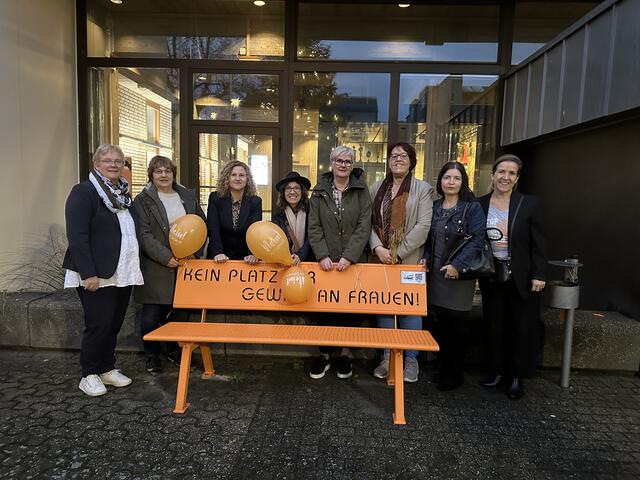 Die erste stellvertretende Bürgermeisterin Monika Engels-Welter (links), Monika Kübbeler, Mariola Bauer, Giovanna Keilhau, Martina Engels-Bremer, Gabriele Heuterges und Bettina Meyer-Engling (alle Runder Tisch Wesseling) sowie die städtische Gleichstellungsbeauftragte Nicole Buch weihten die orange Bank mit der Aufschrift „Kein Platz für Gewalt an Frauen“ vor dem Rathaus ein.  | Foto: Stadt Wesseling