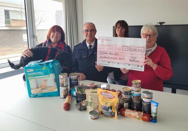 Organisatorin Iris Schier (2. v. r.) überreichte die Geld- und Futterspenden gemeinsam mit Stadtjugendfeuerwehrwart Wolfgang Aretz an Ursula Heinrichs (l.) und Dagmar Oetken (r.) von der Tiertafel Rhein-Erft.  | Foto: Stadt Bedburg