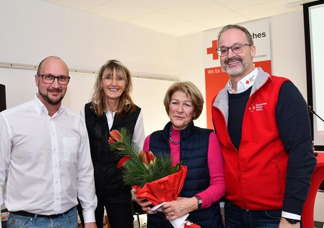 Rolf Klöcker (r.), Familienbildungswerkchefin Heike Iven (2.v.l.) und Patrick Dost sagten Marion Radermacher Danke, die seit fast 25 Jahren im Bereich der Eltern-Kind-Arbeit aus- und fortbildet und sich jetzt in den Ruhestand verabschiedet.  | Foto: Manfred Lang/pp/Agentur ProfiPress