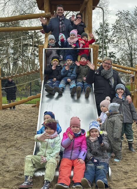 Die Kinder der Kita mit Bürgermeister Alexander Biber und Leiterin der Kita Sonja Heppner. | Foto: Stadt Troisdorf