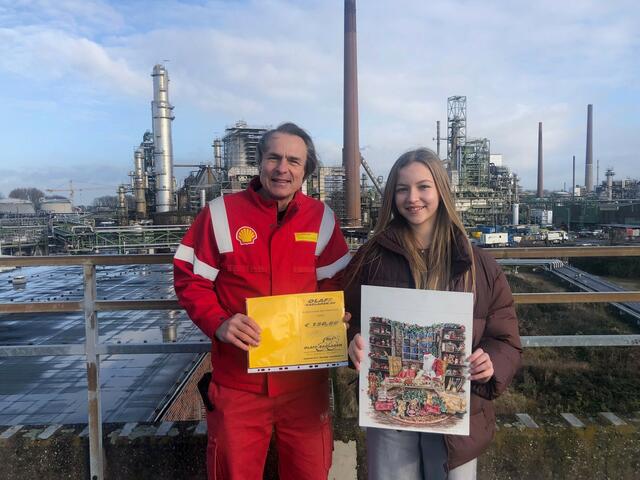 Evelina Yanak hält ihr preisgekröntes Kunstwerk in den Händen, Constantin Graf von Hoensbroech den Preis für die 14-Jährige: einen Gutschein über 150 Euro für ein Fahrradgeschäft in Wesseling. | Foto: Montserrat Manke