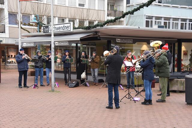 Auf dem Theaterplatz präsentierten sich die Blechbläser des Posaunenchores der Evangelischen Kirchengemeinden von Bad Godesberg traditionell am Neujahrtag wieder bei ihrem traditionellen Konzert. | Foto: AS