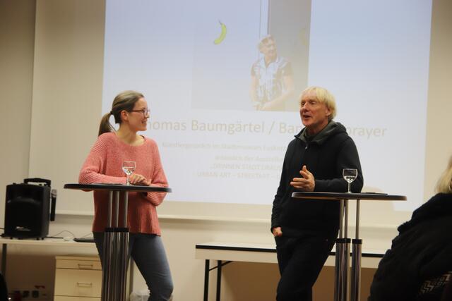 „Bananensprayer“ Thomas Baumgärtel sprach mit der Ausstellungskuratorin Jennifer Kirchhoff über seinen Werdegang und seine Arbeit.  | Foto: Tim Nolden/Stadt Euskirchen