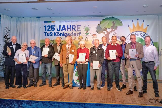 Ehrungen und tausender Applaus für verdiente Mitglieder des TuS Blau-Weiß Königsdorf: (v.l.n.r.) Klaus Mangelsdorf, Christine Behrens-Vosen, Peter Hammerich, Günther Odenthal, Dietrich Pabst, Dr. Helmut Möller, Lilo Schlösser, Walter Schlösser, Gerd Koslowski, Wilfried Schmitt, Josef Mörsch, Josef Stroben und Dr. Stephan Meuer.  | Foto: Josef Mörsch