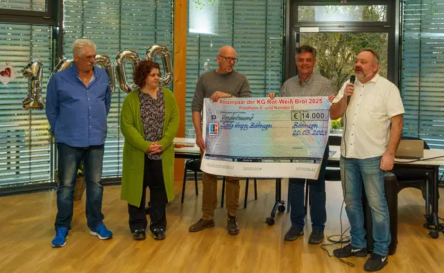 Spendenscheckübergabe im Lichthof vom Sibilla Hospiz mit (v.li.) Prinzenfahrer, Kerstin Bambeck, Dr. Dirk Franke, Dr. Willi Fuchs und Friedhelm Bambeck. | Foto: Heimermann