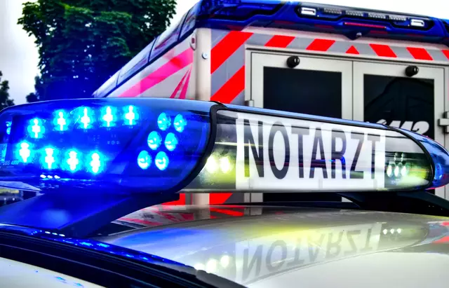 Ein alarmierter Notarzt übernahm die Versorgung des Patienten.  | Foto: Symbolfoto: Comofoto/stock.adobe.com