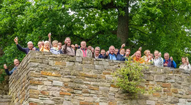 Ein Prosit auf 40 Jahre Weinanbau von Walter Keuenhof (9.v.li.) an der Stadtmauer von Stadt Blankenberg. | Foto: Heimermann