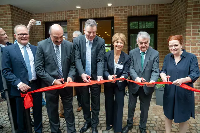 (v. l.): Prof. Rainer Ganschow, Direktor Klinik und Poliklinik für Allgemeine Pädiatrie am UKB; Dr. Bernd Scheiff, Präsident des Oberlandesgerichts Köln; Dr. Wolfgang Onderka, Vorsitz Dr. Axe-Stiftung; Prof. Alexandra Philipsen, kommissarische Ärztliche Direktorin und Klinikdirektorin der Klinik und Poliklinik für Psychiatrie und Psychotherapie am UKB; Herbert Reul, Innenminister des Landes NRW, und Katja Dörner, Oberbürgermeisterin der Stadt Bonn, bei der feierlichen Eröffnung des Hauses des Kinderschutzes am UKB. | Foto: Universitätsklinikum Bonn / A. Winkler