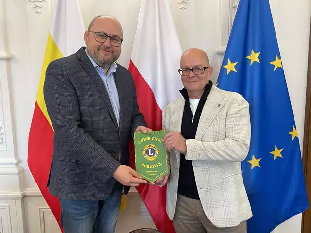 Dr. Martin Wölfle (rechts) übergibt den Wimpel des Lions Clubs an die Stadt Jelenia Góra.  | Foto: Dr. Martin wölfle
