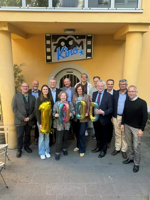 Hinten stehen (von links): Herr Wiese, Herr Venghaus, Herr Brandt, Herr Klein, Herr Komarowski, Herr Nieder, Herr Drack, Herr Schwarze und Herr Büser, vorne von links: Frau Liebig, Frau Jung, Frau Regh, Bürgermeister Dieter Freytag. | Foto: Stadt Brühl