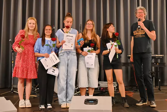 Carolin Ringel, Eleonora Schneider, Ella Fuchs, Franzi Fuchs und Emmy Lou Huber (v.li.) wurden von Christian Ulmcke anmoderiert. | Foto: Herkenrath