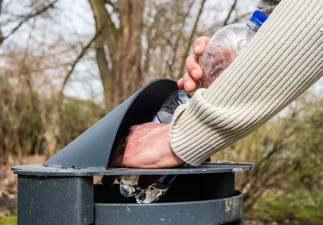 Damit Pfand nicht mehr im sondern am Mülleimer landet, wurden Pfandringe angeschafft. Außerdem sind verdeckte Mülldetektive in Wesseling im Einsatz.  | Foto: arborpulchra/stock.adobe.com