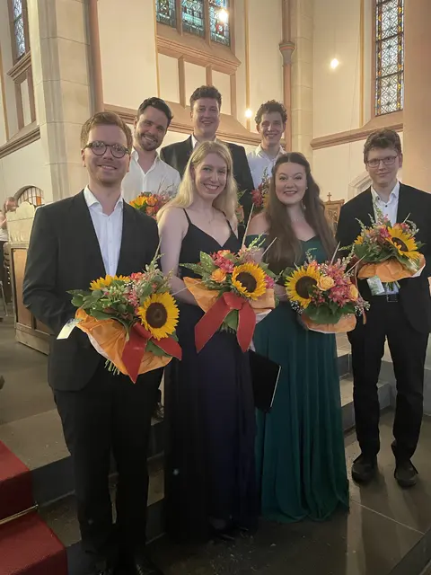 Blumen gab es als Dank für die Solistinnen und Solisten. | Foto: Kirchenchor