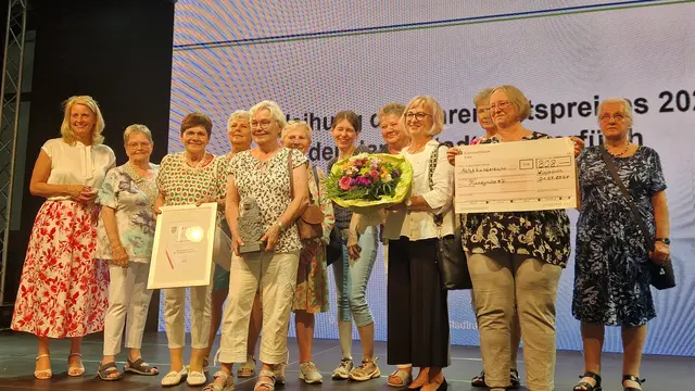 Bürgermeisterin Anne Loth (l.) gratulierte dem Team der Fundgrube.  | Foto: Christof Auer