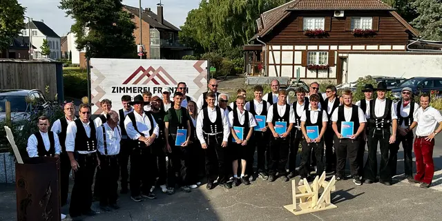 Im Rahmen der Lossprechung wurden zehn Jung-Gesellen im Kreis der Zimmerer  aufgenommen. Gemeinsam mit Vorstandsmitgliedern der Zimmerer-Innung, Mitgliedern des Prüfungsausschusses, Innungs- und Ausbildungsbetrieben wurde dieser Moment gebührend gefeiert.  | Foto: Zimmerer-Innung