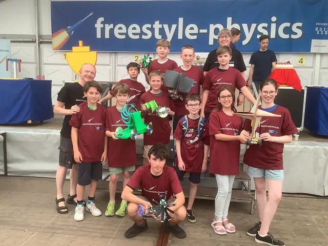 Das erfolgreiche Tüftlerteam des AvH präsentiert stolz seine preisgekrönten Konstruktionen.  | Foto: AvH