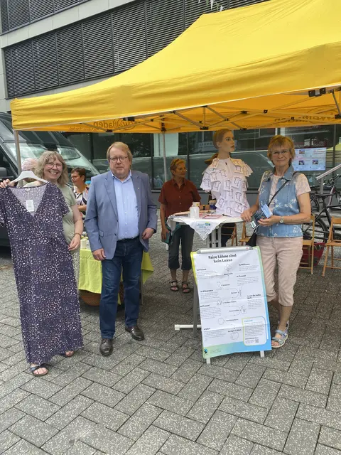 Auch Vize-Bürgermeister Jürgen Marquardt informierte sich über fairen Handel.   | Foto: Steuerungsgruppe Fairtrade Town Gummersbach