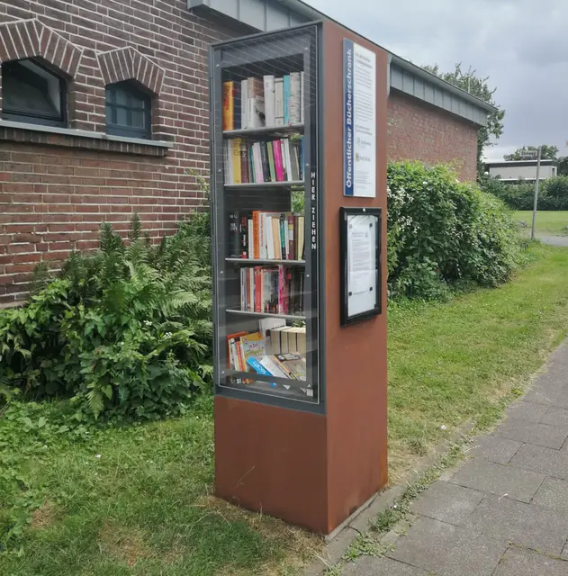 In Heide steht vor der Turnhalle der neue Bücherschrank. | Foto: Stadt Brühl