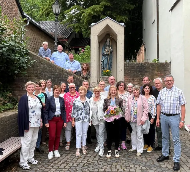 Nach dem festlichen Gottesdienst gab es auch Blumen zum Abschied für Chorleiterin Helena Wery.  | Foto: Kirchenchor