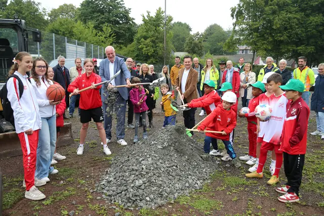 Nicht nur Bürgermeister Ulrich Stücker und Stiftungsvorstand Frank Grebe griffen symbolisch zum Spaten, auch der Nachwuchs des BV 09 Drabenderhöhe half mit.  | Foto: Christian Melzer