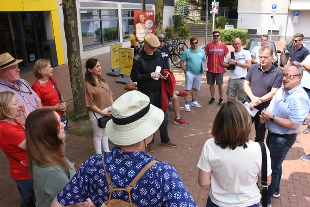Auf dem Brunnenplatz begrüßte der Lannesdorfer Ortsausschuss die Teilnehmerinnen und Teilnehmer des kommunalpolitischen Ortsrundgangs.  | Foto: AS