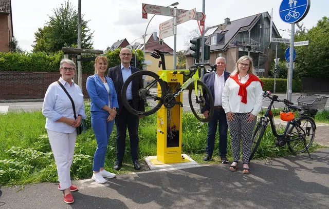 Symbolischen Inbetriebnahme der neuen ADAC Radservice-Station an Rudolfstraße / Ecke Carl-Goerdeler-Straße in Bachem: (v.li.) Initiatorin Dr. Sylvia Klein, Fachdienstleiter Nobert Sester, Kämmerin und Allgemeine Vertreterin Gudrun van Cleef, ADAC Nordrhein-Vorstand Walter Hornung und Bürgermeisterin Susanne Stupp.  | Foto: Stadt Frechen
