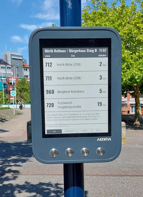 Herzstück der Umrüstung ist ein DIN-A4-großes E-Paper-Display, das durch ein Solarmodul versorgt wird. | Foto: Stadt Hürth