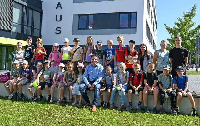 Gruppenbild vor dem Rathaus: Bürgermeister Holger Jung mit seinen jungen Gästen aus der Ferienbetreuung in der Offenen Ganztagsschule.  | Foto: Stadt Meckenheim