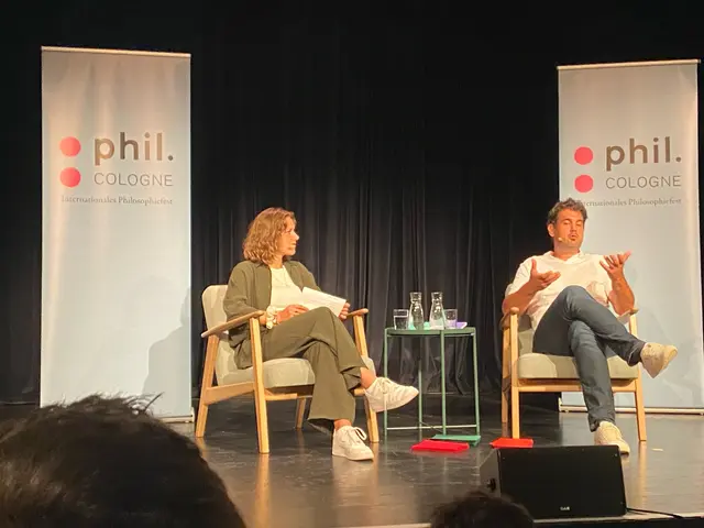 Unter dem Motto „Schule neu denken“ hat eine Schülergruppe des Nell-Breuning-Berufskollegs an einer Diskussion im Rahmen der phil.cologne teilgenommen. Dabei ging es auch um das neue Unterrichtskonzept „Grüne Wiese“, das Lerngruppen des Berufskollegs anwenden.  | Foto: Nell-Breuning-Berufskollegs