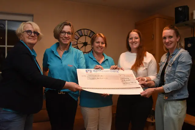 Das Brauchtum wird weiter gepflegt. Darüber freuten sich seitens der Berkumer Möhne Claudia von Heymann, Anja Görtz und Steffi Schmickler gemeinsam mit den Vorstandsmitgliedern des neuen Wachtberger Godart e.V., Ariane Fassbender und Christina Hanke. | Foto: AS