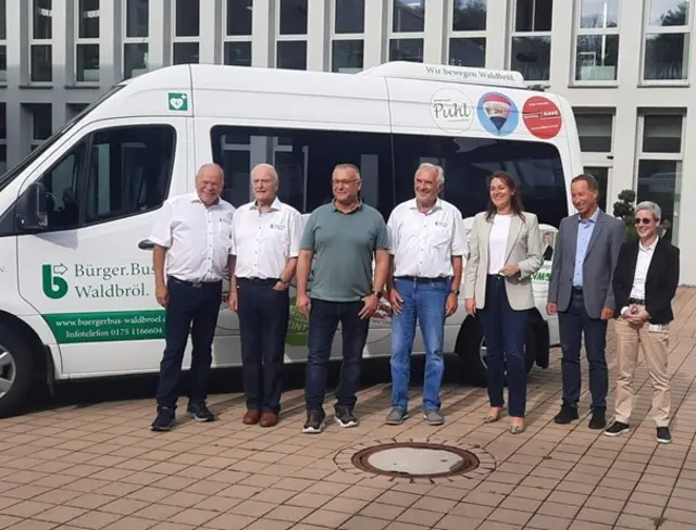 Gute Laune beim Start: (v.l.) Leo Wehling und Reinhard Grüber (Bürgerbus), Thomas Rothe (Bezirksregierung), Michael Jaeger (Bürgerbus), Bürgermeisterin Larissa Weber, Frank Herhaus (Oberbergischer Kreis), Corinna Güllner (OVAG).  | Foto: © Bürgerbus Verein Waldbröl