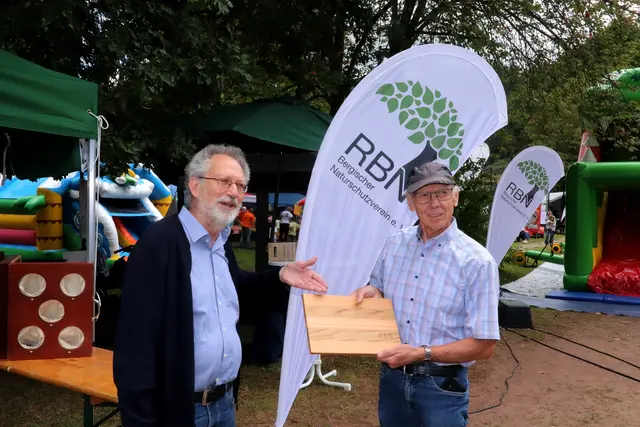 Im Rahmen des Familientages wurde Heinz Schumacher für 50-jährige Mitgliedschaft im Bergischen Naturschutzverein durch den 1. Vorsitzenden Mark vom Hofe geehrt. | Foto: Steimel