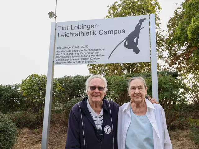 Auch für Lobingers Eltern, Martina und Hans-Joachim Lobinger, war die Benennung der Meckenheimer Leichtathletikanlage nach ihrem viel zu früh versorbenen Sohn sicher ein besonderer Moment. | Foto: prl