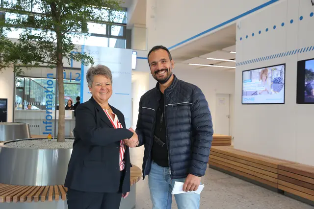 Die Leiterin des Straßenverkehrsamtes, Kerstin Gipperich, begrüßte Halil Sali als ersten Kunden im neuen Gebäude des Straßenverkehrsamtes.  | Foto: OBK
