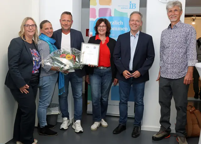 Kreisdirektor Klaus Grootens (2.v.r.) eröffnete das erste Familienbüro des Oberbergischen Kreises in Morsbach, gemeinsam mit (v.l.) MayaDauth, Regionalleitung IB NRW Süd/Ost; Sarah Bayer, Bereichsleitung IB; Frank Halberstadt, Koordination (IB); Susanne Hammer, Leiterin des Sozialamtes Morsbach und Jörn Materne, Leitung Familienbüro.  | Foto: OBK
