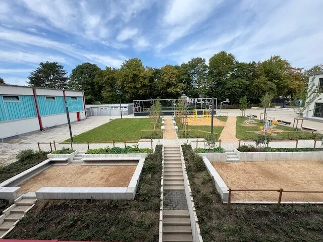 Blick auf den neu gestalteten Schulhof der Albert-Einstein-Schule in Frechen: Viel Raum für Bewegung, Spiel und Unterricht im Freien.  | Foto: Daniel Steh