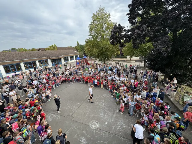 Zum Abschluss versammelten sich alle Kinder, Eltern und Gäste auf dem Schulhof. Schulleiterin Corinna Stühm bedankte sich bei allen Anwesenden für ihr Kommen und den gelungenen Tag der Offenen Tür, bevor gemeinsam fröhliche Lieder gesungen wurden.  | Foto: Privat