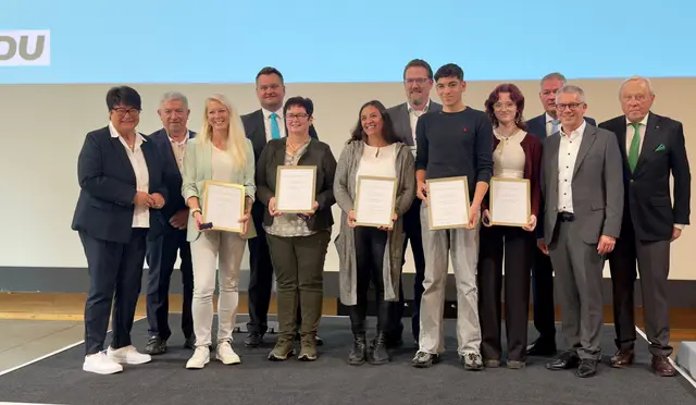 Lindlars neu gewählter Bürgermeister Sven Engelmann (2.v.r.) gratulierte: Gleich ein ganzes Team wurde ausgezeichnet.  | Foto: Armin Brückmann