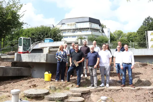 Den offiziellen Start der Sanierungsarbeiten an den Wasserterrassen beging Bürgermeisterin Sabine Preiser-Marian (l.) mit Vertreterinnen und Vertretern der beteiligten Unternehmen, Politik und Verwaltung.  | Foto: Mager/Stadt Bad Münstereifel
