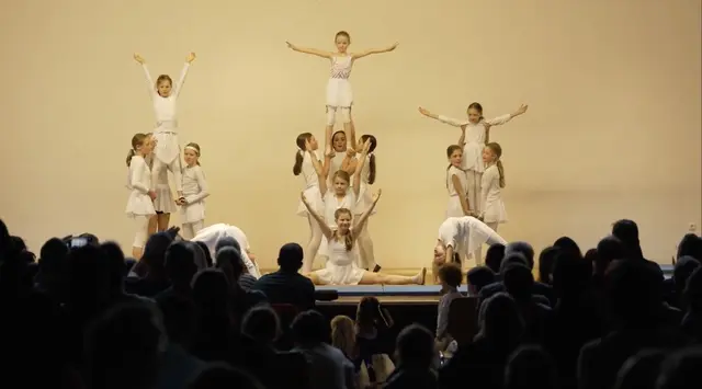 Seit einem Jahr bereiten sich die Tanz- und Akrobatik-Kinder des TuS Königsdorf auf die große Show im Stadtsaal vor.  | Foto: Janne Nordmann