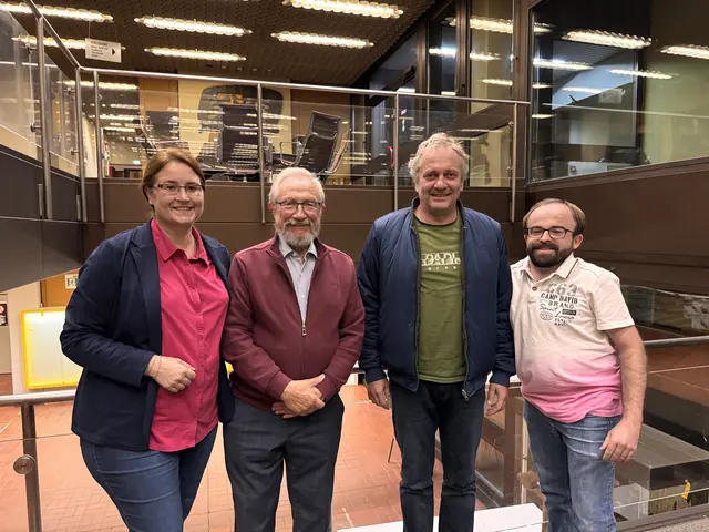 Der neue SPD-Fraktionsvorsitz frisch nach der Wahl: Daniela Nieswandt (Geschäftsführerin), Hans Günter Eilenberger (Vorsitzender), Markus Schorn und Martin Porschen (beide stellvertretende Vorsitzende) im Rathaus vor dem Ratssaal.  | Foto: SPD Frechen