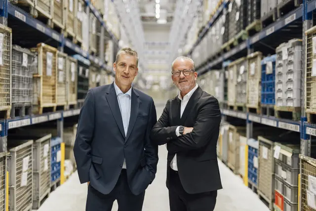 Freuen sich über die neue Logistikhalle am Miele-Standort Euskirchen: Werkleiter Hendrik Krämer (links) und Lars Peter Dierke, Leiter Globales Baumanagement. Die neue Halle bietet Platz für 7.500 Palettenstellplätze.  | Foto: Miele