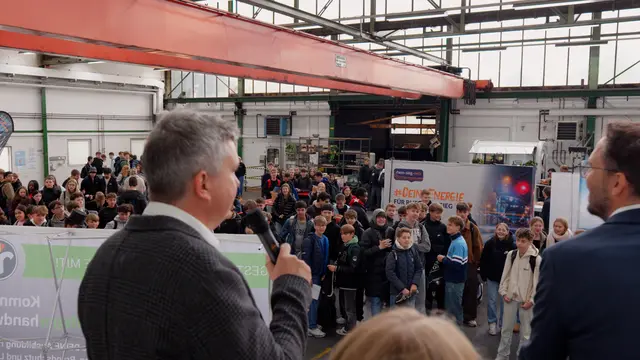 Sebastian Fischer, Geschäftsführer der SEG, eröffnet den Karrieretag.  | Foto: SEG/LennartBevers