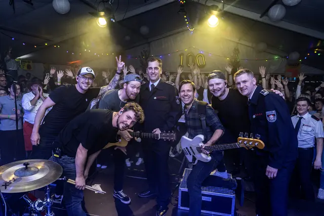 Blaulichtparty mit „Mijö“: Finalbild mit Löschzugführer Christian Buchen. | Foto: Heimermann