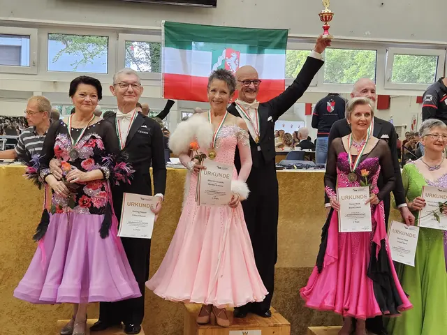 Ganz oben auf dem Treppchen: Monika und Heinrich Schmitz haben ihre überragende Saison auf dem Parkett gekrönt.  | Foto: Schmitz